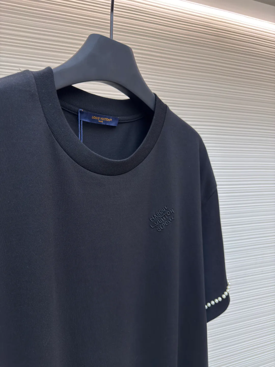 LOUIS VUITTON pearl line embroidered T-shirt ●Authentic product: purchased and developed for 12700 ●Item number: 1680107-A45 ●Fabric: cotton plain fabric ●Technology: dust-free wool production ●Version: fitted version ●Weight: about 310 grams ●Size: XS-S-M-L ●Description: The fabric is made of 32s double-ply cotton plain weave. The hairiness of the cloth surface is treated with dust-free wool processing. The finished fabric is passed through a mercerizing machine to increase the gloss of the fabric. It is equipped with a 26s double-yarn horizontal machine to weave 1*1 ribs. The front panel is embroidered with a Tajima embroidery machine imported from Japan. The rayon base film has three-dimensional embroidered letters. , the front and back hem cuffs are manually swept with powder to draw positioning lines, and the cut pieces are laid out according to the lines drawn on the actual sample, and 6-mile pearl beads are used. The special bead making machine refers to the original bead spacing and automatically beads according to the length of the yard. The overall wiring is straight and delicate, the fabric is comfortable and soft, and the color is consistent without color difference. It can be matched with the same style to create a fashionable look and control various occasions. Customized accessories, complete with three standards, same style for men and women!